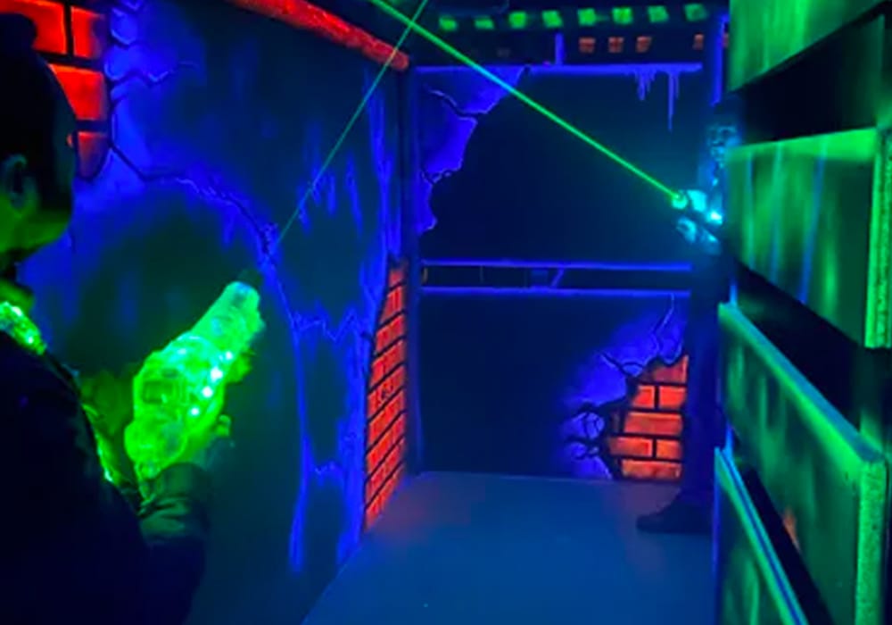 Couloir futuriste d’une arène laser game