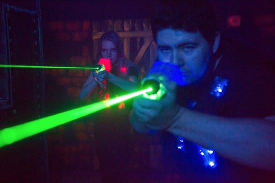 Joueurs en pleine partie de laser game